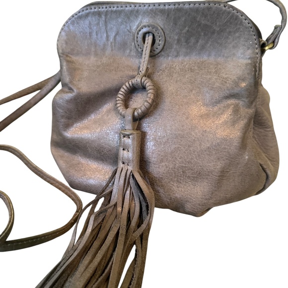 HOBO Birdy steel leatherCrossbody w fringe tassel closure - Picture 4 of 12
